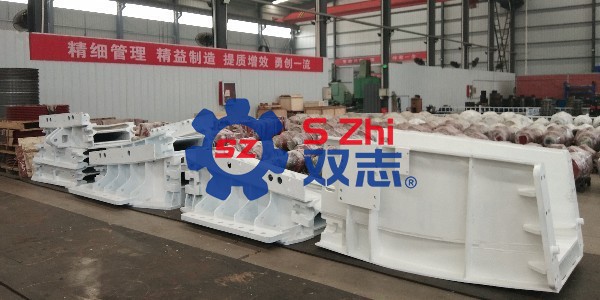 刮板輸送機<i style='color:red'>溜槽</i>凸翹傷人的事故原因是什么？_河南雙志